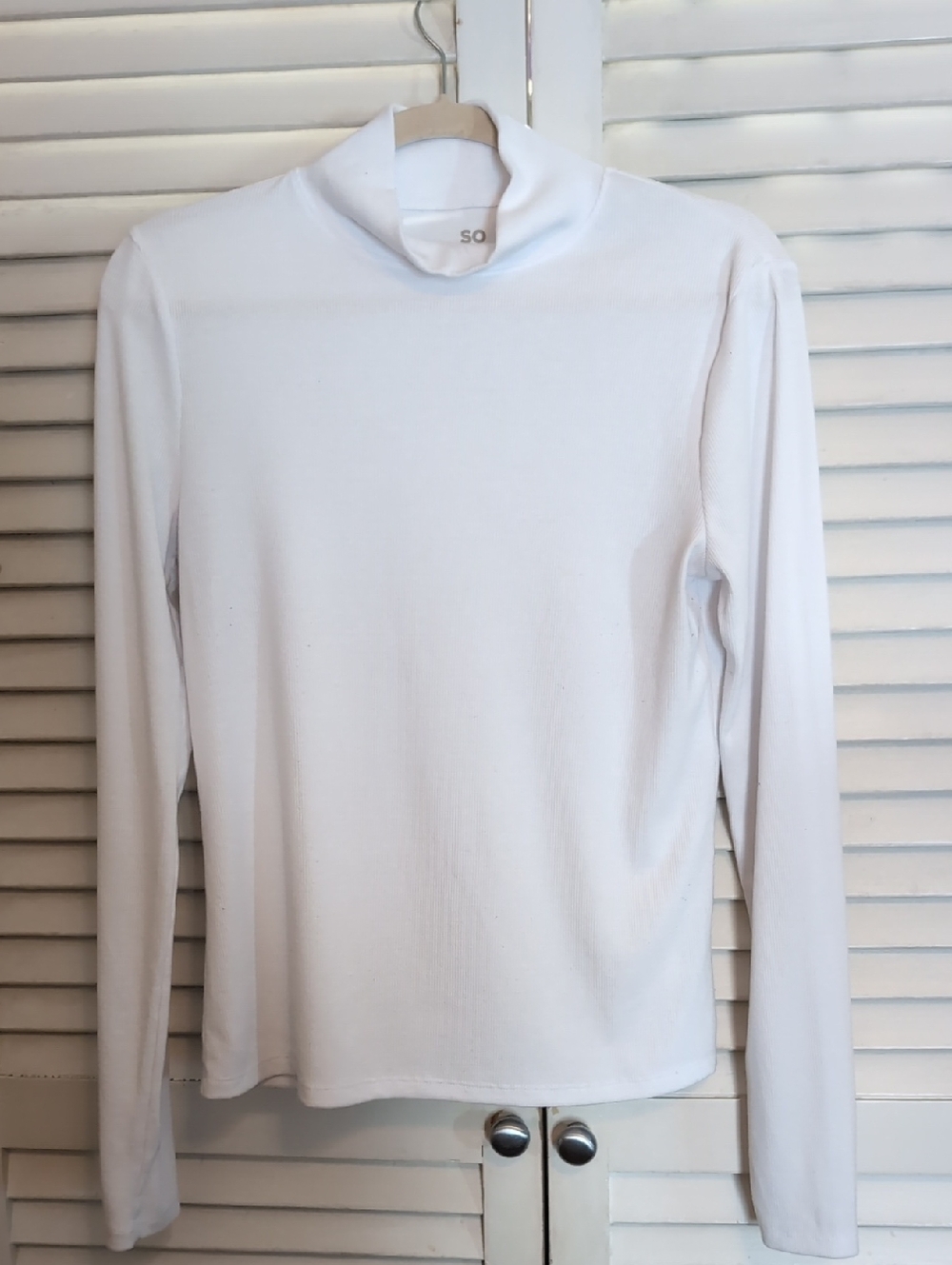 SO Large White Long-Sleeve Mock Neck Tee